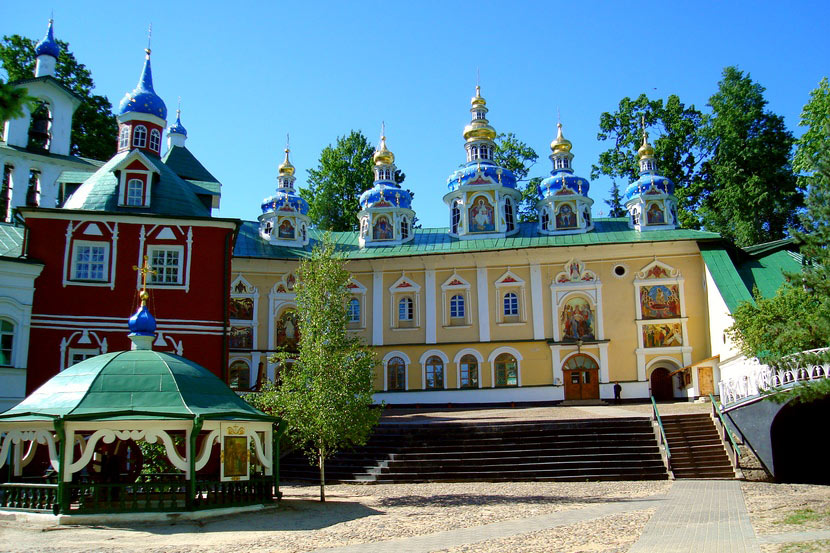pskovo_pecherskiy_monastyr_2.jpg